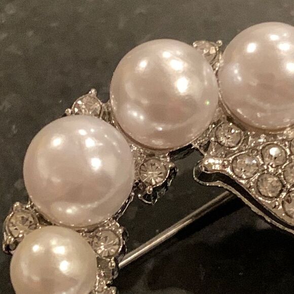 Vintage Style Circle Lapel Pin - Butterfly & Faux Pearl Brooch, Silver Tone Gift - Picture 6 of 9